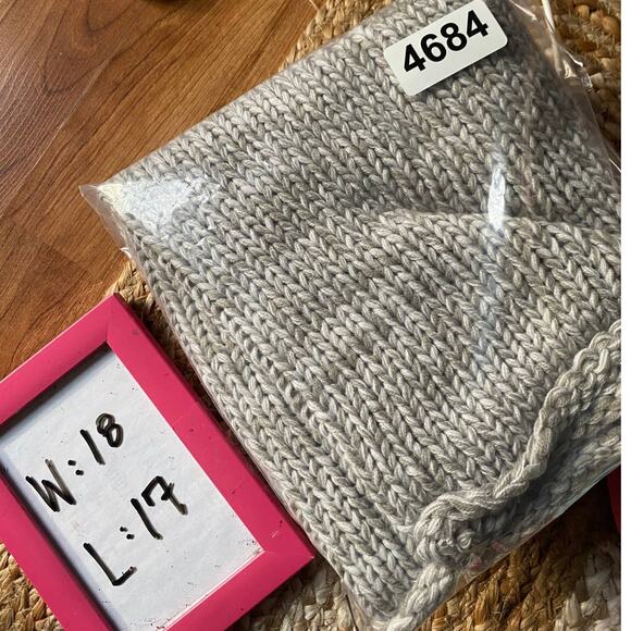 C est 1946 One Size Gray Knit Infinity Scarf - Picture 4 of 4